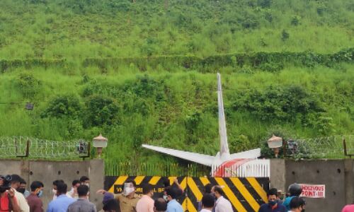 കരിപ്പൂര് വിമാന ദുരന്തം: ഡിജിസിഎ സംഘം അന്വേഷണം തുടങ്ങി; മുഖ്യമന്ത്രിയും സംഘവും കരിപ്പൂരിലേക്ക് കരിപ്പൂര് വിമാന ദുരന്തം: ഡിജിസിഎ സംഘം അന്വേഷണം തുടങ്ങി; മുഖ്യമന്ത്രിയും സംഘവും കരിപ്പൂരിലേക്ക്