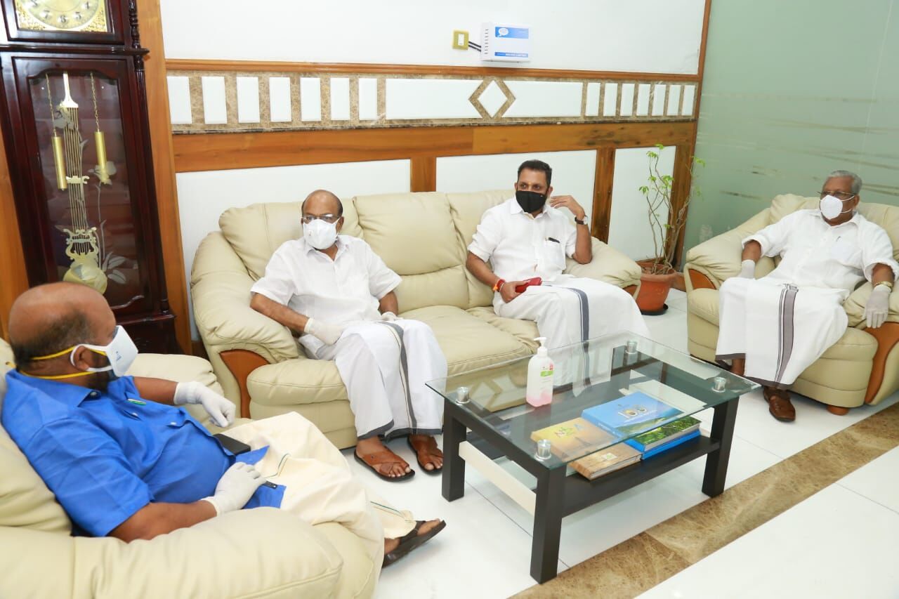 കരിപ്പൂര്‍ ദുരന്ത സ്ഥലത്ത് കേന്ദ്രസഹമന്ത്രി വി.മുരളീധരന്‍, എംപി കുഞ്ഞാലിക്കുട്ടി എന്നിവരടക്കമുള്ള പ്രമുഖര്‍ സന്ദര്‍ശനം നടത്തി