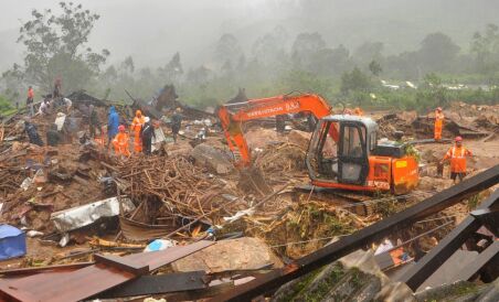 രാജമല പെട്ടിമുടിയിൽ രക്ഷാപ്രവർത്തനവും തിരച്ചിലും പുരോഗമിക്കുന്നു