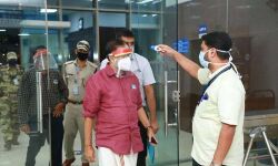 കേന്ദ്രമന്ത്രി വി മുരളീധരന്‍ കരിപ്പൂരില്‍; മുഖ്യമന്ത്രിയും ഗവര്‍ണറും ഉടന്‍ പുറപ്പെടും