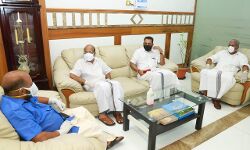 കരിപ്പൂര്‍ ദുരന്ത സ്ഥലത്ത് കേന്ദ്രസഹമന്ത്രി വി.മുരളീധരന്‍, എംപി കുഞ്ഞാലിക്കുട്ടി എന്നിവരടക്കമുള്ള പ്രമുഖര്‍ സന്ദര്‍ശനം നടത്തി