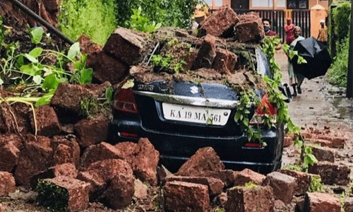 കാറിനു മുകളില്‍ മതിലിടിഞ്ഞു വീണു; യാത്രക്കാര്‍ അല്‍ഭുതകരമായി രക്ഷപ്പെട്ടു
