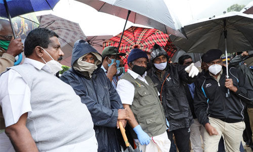രാജമല ദുരന്തം: കാണാതായ മുഴുവന് പേരേയും കണ്ടെത്തുംവരെ രക്ഷാപ്രവര്ത്തനം തുടരുമെന്ന് വനംമന്ത്രി രാജമല ദുരന്തം: കാണാതായ മുഴുവന് പേരേയും കണ്ടെത്തുംവരെ രക്ഷാപ്രവര്ത്തനം തുടരുമെന്ന് വനംമന്ത്രി