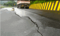 കനത്ത മഴയില് നാടുകാണി ചുരത്തില് വിള്ളല് കനത്ത മഴയില് നാടുകാണി ചുരത്തില് വിള്ളല്