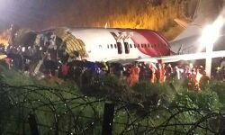 കരിപ്പൂര് വിമാനത്താവളത്തില് വലിയ വിമാനങ്ങളുടെ ലാന്റിങ്ങിന് നിയന്ത്രണം; റണ്വേയ്ക്ക് തകരാറില്ലെന്ന് എയര്പോര്ട്ട് ഡയറക്ടര് കരിപ്പൂര് വിമാനത്താവളത്തില് വലിയ വിമാനങ്ങളുടെ ലാന്റിങ്ങിന് നിയന്ത്രണം; റണ്വേയ്ക്ക് തകരാറില്ലെന്ന് എയര്പോര്ട്ട് ഡയറക്ടര്