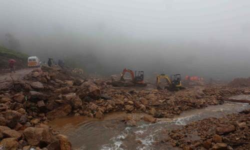 പെട്ടിമുടി ദുരന്തം: രണ്ട് മൃതദേഹങ്ങള് കൂടി കണ്ടെത്തി പെട്ടിമുടി ദുരന്തം: രണ്ട് മൃതദേഹങ്ങള് കൂടി കണ്ടെത്തി