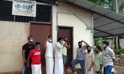 പരപ്പനങ്ങാടിയില്‍ കള്ള് ഷാപ്പിന് പൂട്ടിട്ട് മുസ്‌ലിം യുത്ത് ലീഗ് സമരം