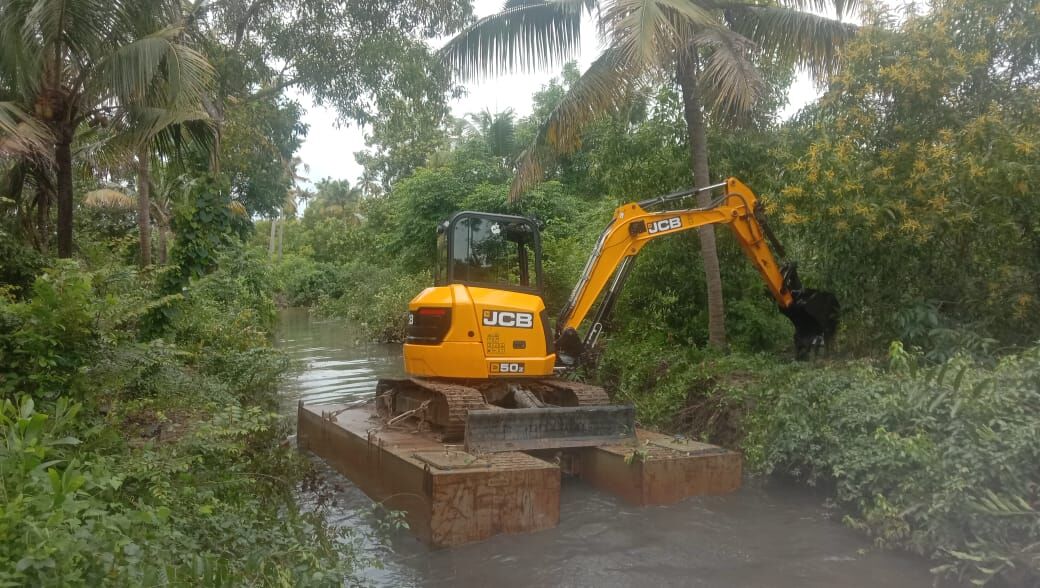 തോട്ടിലെ മണ്ണ് നീക്കം ചെയ്യല് തുടങ്ങി തോട്ടിലെ മണ്ണ് നീക്കം ചെയ്യല് തുടങ്ങി