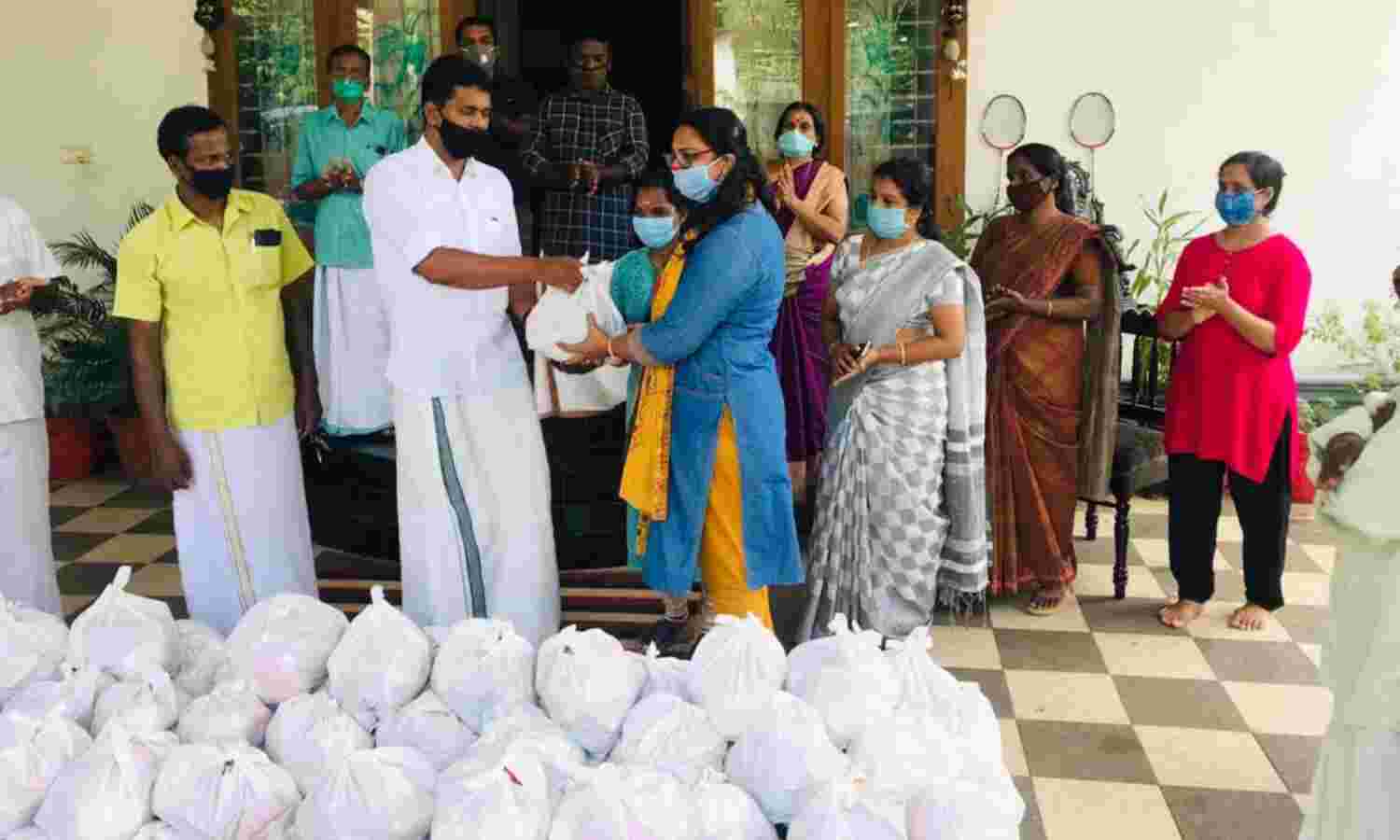 റിലീഫ് കിറ്റുകള് വിതരണം ചെയ്തു റിലീഫ് കിറ്റുകള് വിതരണം ചെയ്തു