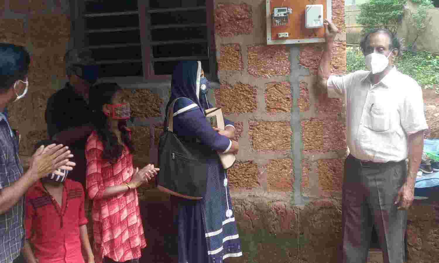 മൂന്നു വീടുകള്ക്ക് സൗജന്യ വൈദ്യുതി കണക്ഷന് നല്കി കെഎസ്ഇബി ജീവനക്കാരുടെ കൂട്ടായ്മ മൂന്നു വീടുകള്ക്ക് സൗജന്യ വൈദ്യുതി കണക്ഷന് നല്കി കെഎസ്ഇബി ജീവനക്കാരുടെ കൂട്ടായ്മ