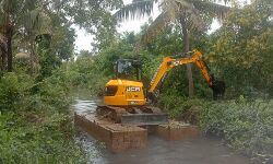 തോട്ടിലെ മണ്ണ് നീക്കം ചെയ്യല്‍ തുടങ്ങി