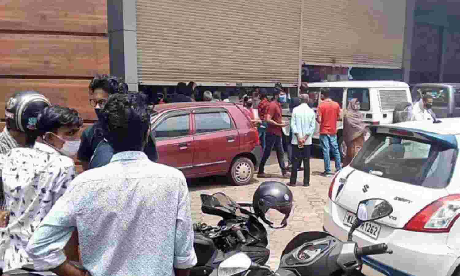 ഗൃഹോപകരണ ശാല കൊവിഡ് ഓഫര് നല്കി: പോലീസെത്തി കട പൂട്ടി ഗൃഹോപകരണ ശാല കൊവിഡ് ഓഫര് നല്കി: പോലീസെത്തി കട പൂട്ടി
