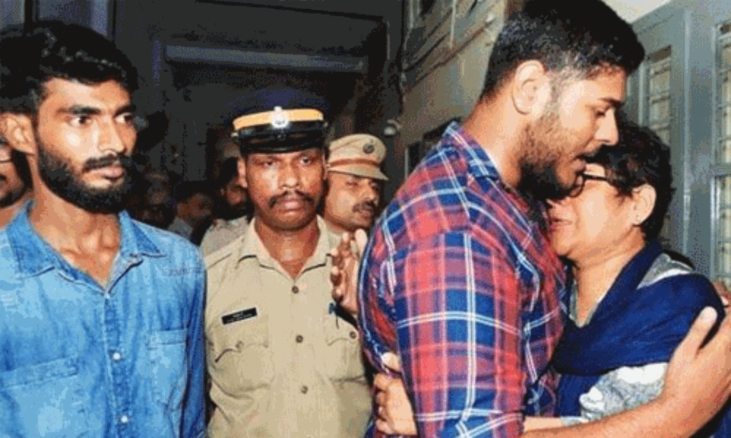 കൊവിഡ് വ്യാപനം: അലനേയും താഹയേയും ജയില് മോചിതരാക്കണമെന്ന് കെ അജിത കൊവിഡ് വ്യാപനം: അലനേയും താഹയേയും ജയില് മോചിതരാക്കണമെന്ന് കെ അജിത