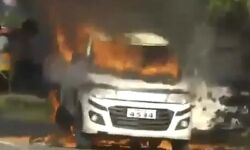 മൂന്നുപേരെ കാറിനുള്ളിലിട്ട് തീയിട്ടു;   ഒരാള്‍ക്കു ഗുരുതരം