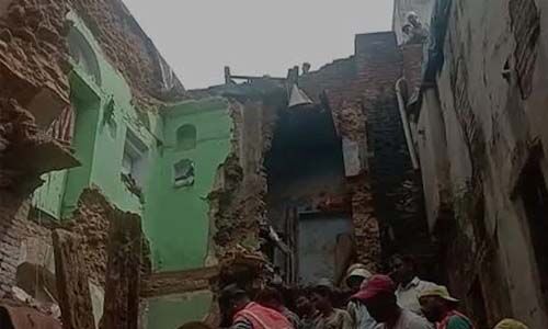 ഡല്ഹിയില് കനത്ത മഴയും വെള്ളപ്പൊക്കവും; നിരവധി വീടുകള് തകര്ന്നു, ഗതാഗതം സ്തംഭിച്ചു ഡല്ഹിയില് കനത്ത മഴയും വെള്ളപ്പൊക്കവും; നിരവധി വീടുകള് തകര്ന്നു, ഗതാഗതം സ്തംഭിച്ചു