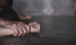 മാതാവിന്റെ ഒത്താശയോടെ പ്രായപൂര്‍ത്തിയാകാത്ത സഹോദരിമാരെ പീഡിപ്പിച്ചു; ബന്ധുവും മാതാവും അറസ്റ്റില്‍