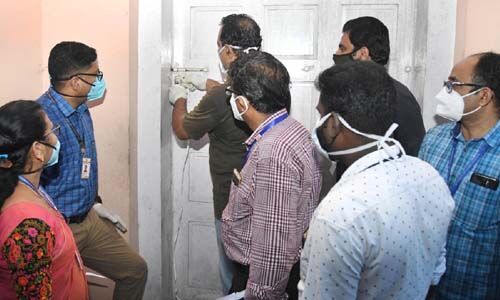 തിരുവാര്പ്പ് മര്ത്തശ് മുനി പള്ളി ജില്ലാ കലക്ടര് ഏറ്റെടുക്കുന്നതിന്റെ ഭാഗമായി ഉദ്യോഗസ്ഥര് പള്ളിയുടെ വാതില് പൂട്ടി സീല് ചെയ്യുന്നു