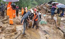 പെട്ടിമുടി ദുരന്തം: നാശനഷ്ടങ്ങൾ തിട്ടപ്പെടുത്താൻ നിയോഗിച്ച സംഘം പരിശോധന തുടങ്ങി പെട്ടിമുടി ദുരന്തം: നാശനഷ്ടങ്ങൾ തിട്ടപ്പെടുത്താൻ നിയോഗിച്ച സംഘം പരിശോധന തുടങ്ങി