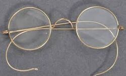 ഗാന്ധിജിയുടെ കണ്ണട ലേലത്തില്‍ വിറ്റു