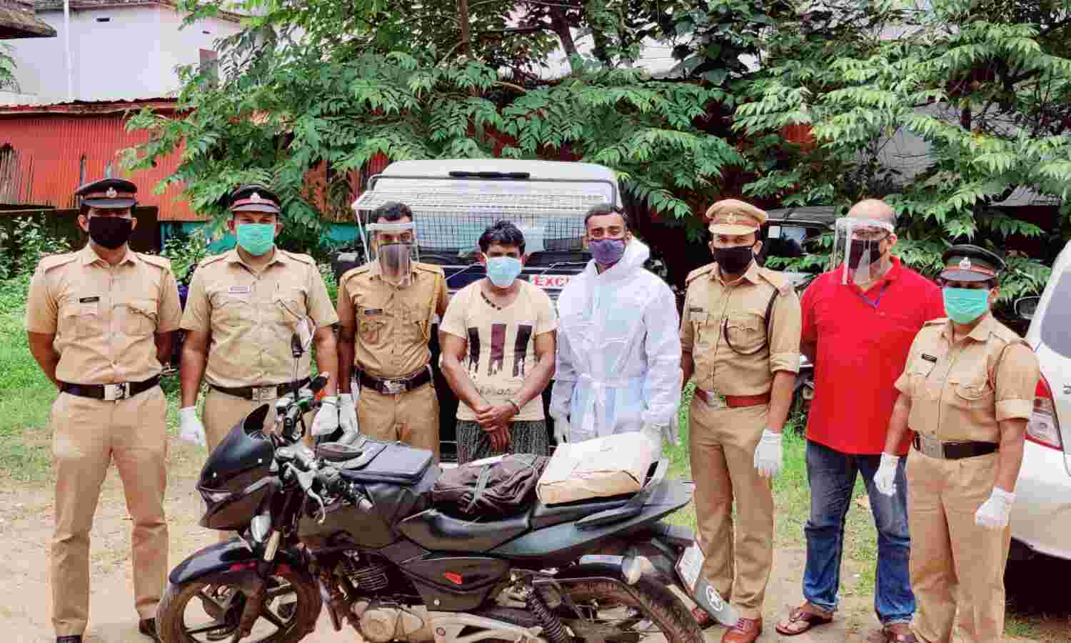 ബൈക്കില് കടത്തിയ 1.6 കിഗ്രാം കഞ്ചാവുമായി യുവാവ് പിടിയില് ബൈക്കില് കടത്തിയ 1.6 കിഗ്രാം കഞ്ചാവുമായി യുവാവ് പിടിയില്