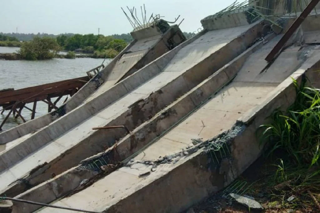 തലശേരി - മാഹി ബൈപ്പാസിലെ പാലത്തിന്റെ 4 ബീമുകള്‍ തകര്‍ന്നു വീണു; ബീമുകള്‍ പതിച്ചത് പുഴയില്‍