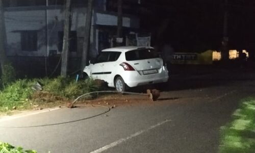 കുഴിക്കാട്ടുശ്ശേരി ആശുപത്രിക്ക് മുന്നില് വാഹനാപകടം; ആളപായമില്ല കുഴിക്കാട്ടുശ്ശേരി ആശുപത്രിക്ക് മുന്നില് വാഹനാപകടം; ആളപായമില്ല