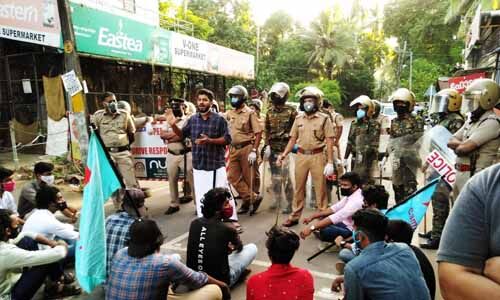 ഉദ്യോഗാര്‍ത്ഥിയുടെ ആത്മഹത്യ: പിഎസ്‌സി ചെയര്‍മാന്റെ വസതിയിലേക്ക് കാമ്പസ് ഫ്രണ്ട് മാര്‍ച്ച്