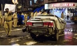 മുംബൈയില്‍ കാര്‍ നടപ്പാതയിലേക്കു കയറി നാലു മരണം