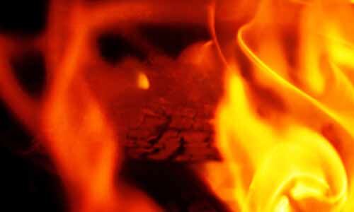 പറവൂരിനടുത്ത് ഗോഡൗണില് വന് തീപ്പിടിത്തം പറവൂരിനടുത്ത് ഗോഡൗണില് വന് തീപ്പിടിത്തം