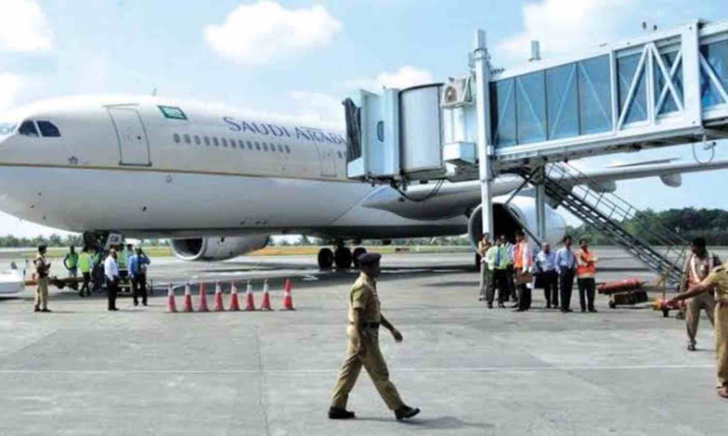 വലിയ വിമാനങ്ങൾ പിൻവലിക്കൽ: കരിപ്പൂരിൽ പ്രതിഷേധം ശക്തം വലിയ വിമാനങ്ങൾ പിൻവലിക്കൽ: കരിപ്പൂരിൽ പ്രതിഷേധം ശക്തം
