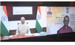 രാഷ്ട്രപതിയില്‍ നിന്ന് മികച്ച അധ്യാപകനുള്ള ആദരം ഏറ്റു വാങ്ങി സജികുമാര്‍