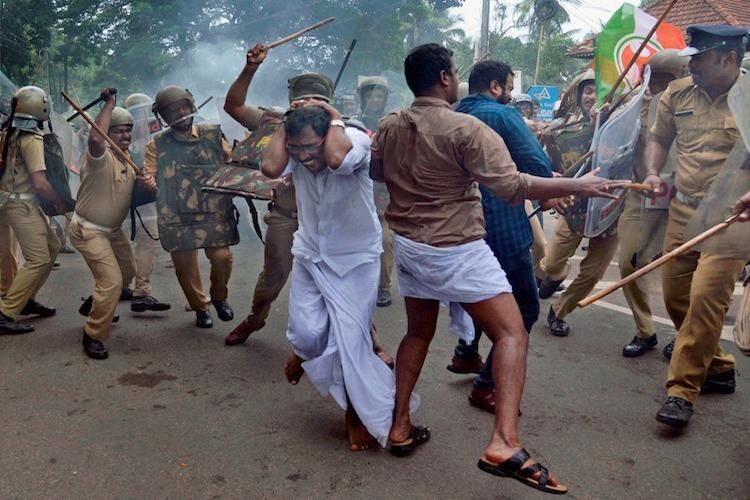 അടിച്ച് നടുവൊടിച്ചാലും ലാത്തി ഒടിയില്ല: കേരള പോലീസിന് ഇനി ഫൈബര്‍ ലാത്തി