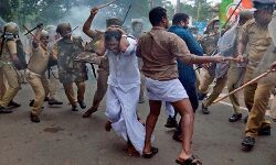 അടിച്ച് നടുവൊടിച്ചാലും ലാത്തി ഒടിയില്ല: കേരള പോലീസിന് ഇനി ഫൈബര് ലാത്തി അടിച്ച് നടുവൊടിച്ചാലും ലാത്തി ഒടിയില്ല: കേരള പോലീസിന് ഇനി ഫൈബര് ലാത്തി