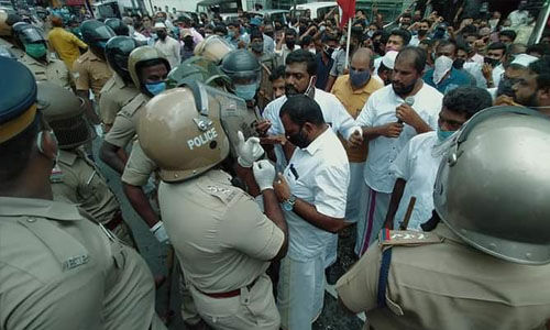 നേതാക്കളുടെ അന്യായ അറസ്റ്റ്: എസ്ഡിപിഐ കോട്ടയത്ത് എംസി റോഡ് ഉപരോധിച്ചു നേതാക്കളുടെ അന്യായ അറസ്റ്റ്: എസ്ഡിപിഐ കോട്ടയത്ത് എംസി റോഡ് ഉപരോധിച്ചു