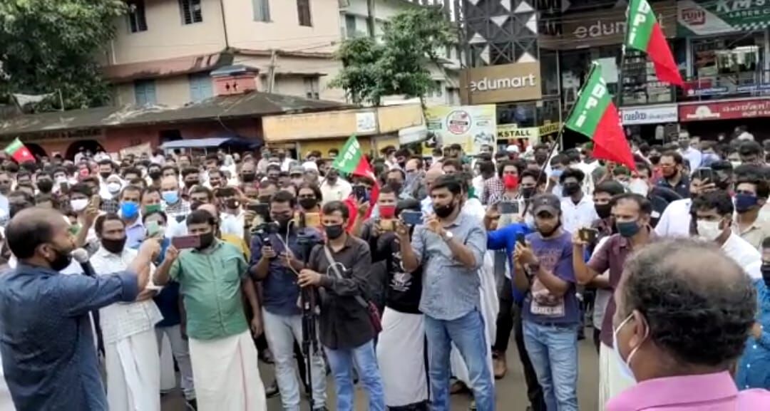 എസ് ഡിപിഐ നേതാക്കളുടെ അറസ്റ്റ്: മലപ്പുറം ജില്ലാ ആസ്ഥാനം നിശ്ചലമായി എസ് ഡിപിഐ നേതാക്കളുടെ അറസ്റ്റ്: മലപ്പുറം ജില്ലാ ആസ്ഥാനം നിശ്ചലമായി