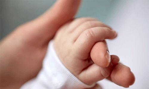 ഡോക്ടര് എത്തിയില്ല; കണ്ണൂരില് പ്രസവ ശുശ്രൂഷ കിട്ടാതെ കുഞ്ഞ് മരിച്ചു ഡോക്ടര് എത്തിയില്ല; കണ്ണൂരില് പ്രസവ ശുശ്രൂഷ കിട്ടാതെ കുഞ്ഞ് മരിച്ചു