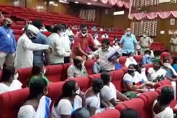 കിടക്കകളുടെ കുറവ് ചൂണ്ടിക്കാട്ടി; ഡോക്ടറെ അറസ്റ്റ് ചെയ്യാന് ഉത്തരവിട്ട് ജില്ലാ കലക്ടര് (വീഡിയോ) കിടക്കകളുടെ കുറവ് ചൂണ്ടിക്കാട്ടി; ഡോക്ടറെ അറസ്റ്റ് ചെയ്യാന് ഉത്തരവിട്ട് ജില്ലാ കലക്ടര് (വീഡിയോ)