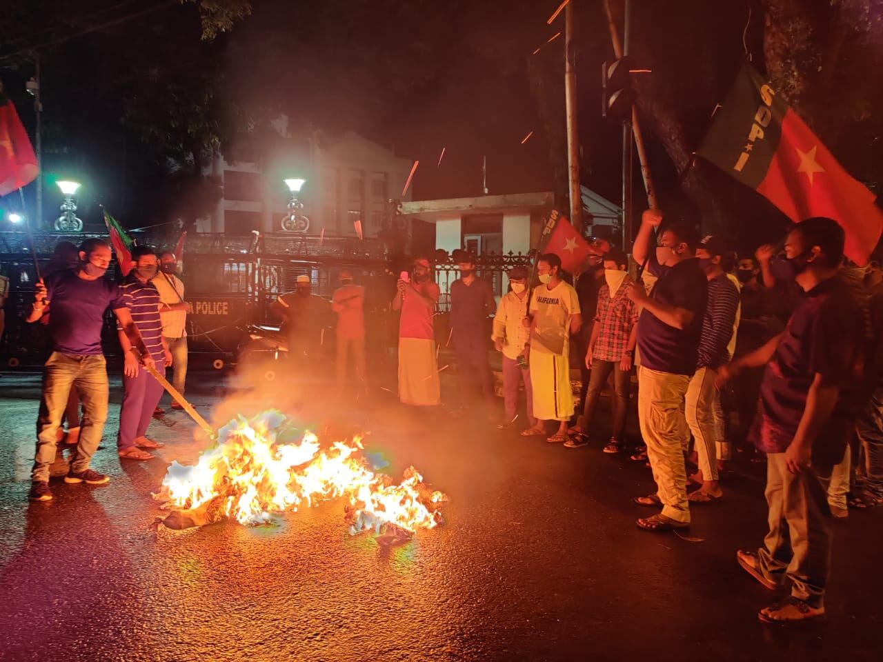 കെ ടി ജലീലിന്റെ രാജി ആവശ്യപ്പെട്ട് പ്രതിപക്ഷ സംഘടനകള്‍ തെരുവില്‍; സെക്രട്ടറിയേറ്റിന് മുന്നില്‍ സംഘര്‍ഷം, ലാത്തിചാര്‍ജ്