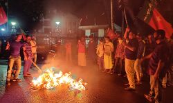 കെ ടി ജലീലിന്റെ രാജി ആവശ്യപ്പെട്ട് പ്രതിപക്ഷ സംഘടനകള്‍ തെരുവില്‍; സെക്രട്ടറിയേറ്റിന് മുന്നില്‍ സംഘര്‍ഷം, ലാത്തിചാര്‍ജ്