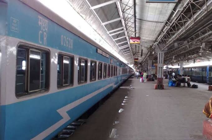 ജനശതാബ്ദിയും വേണാടും നിർത്താനുള്ള തീരുമാനം റെയിൽവേ പിൻവലിച്ചു ജനശതാബ്ദിയും വേണാടും നിർത്താനുള്ള തീരുമാനം റെയിൽവേ പിൻവലിച്ചു