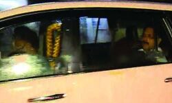 കനത്ത പ്രതിഷേധങ്ങള്‍ക്കിടെ കെ ടി ജലീല്‍ തിരുവനന്തപുരത്തെത്തി; കാര്‍ കുറുകെയിട്ട് മന്ത്രിയുടെ വാഹനവ്യൂഹം തടയാന്‍ ശ്രമം