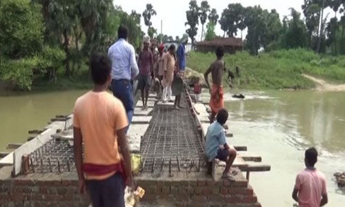 സര്ക്കാര് വാക്കുപാലിച്ചില്ല: ബീഹാറില് 30 വര്ഷമായി മുടങ്ങിക്കിടന്ന പാലം നിര്മിച്ച് ഗ്രാമവാസികള് സര്ക്കാര് വാക്കുപാലിച്ചില്ല: ബീഹാറില് 30 വര്ഷമായി മുടങ്ങിക്കിടന്ന പാലം നിര്മിച്ച് ഗ്രാമവാസികള്