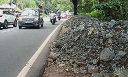 ദേശീയപാതയോരത്ത് കൂട്ടിയിട്ട ക്വാറി വേസ്റ്റ് അപകട ഭീഷണി ഉയർത്തുന്നു
