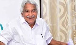 നിയമസഭയിൽ 50 വർഷങ്ങൾ പൂർത്തിയാക്കിയ ഉമ്മൻ ചാണ്ടിക്ക് കെപിസിസിയുടെ ആദരം