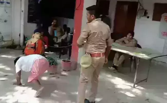 യുപിയില് ഭിന്നശേഷിക്കാരനെ വലിച്ചിട്ട് തല്ലിയ പോലിസുകാരന് സസ്പെന്ഷന് യുപിയില് ഭിന്നശേഷിക്കാരനെ വലിച്ചിട്ട് തല്ലിയ പോലിസുകാരന് സസ്പെന്ഷന്