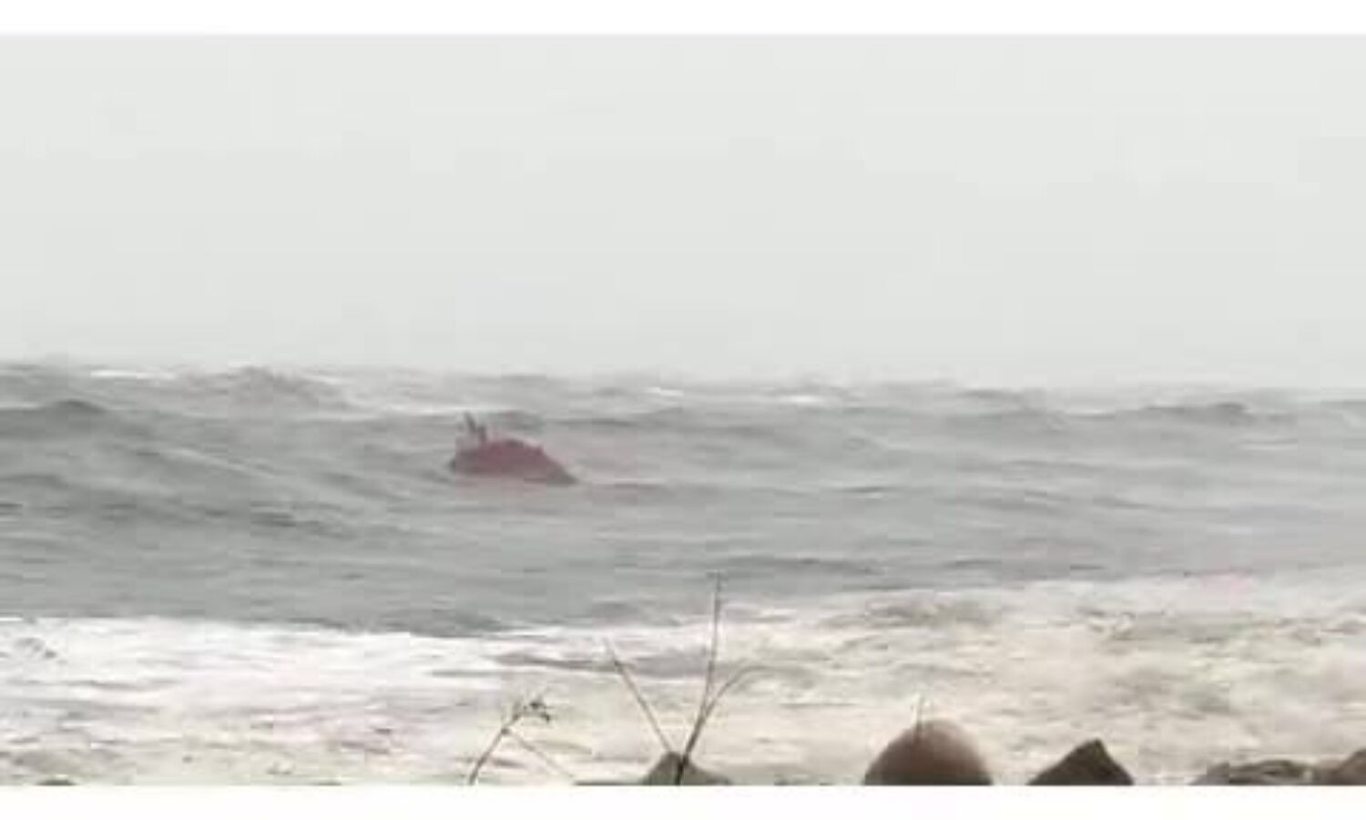 കടലുണ്ടി അഴിമുഖത്ത് തോണി അപകടത്തിൽപ്പെട്ട് തകർന്നു കടലുണ്ടി അഴിമുഖത്ത് തോണി അപകടത്തിൽപ്പെട്ട് തകർന്നു