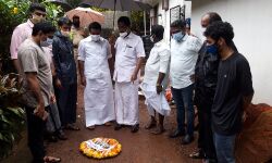 നിന്റെ നാളുകള്‍ എണ്ണപ്പെട്ടു; കണ്ണൂരില്‍ കെഎസ് യു നേതാവിന്റെ വീട്ടില്‍ റീത്ത് വച്ചു