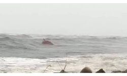 കടലുണ്ടി അഴിമുഖത്ത് തോണി അപകടത്തിൽപ്പെട്ട് തകർന്നു കടലുണ്ടി അഴിമുഖത്ത് തോണി അപകടത്തിൽപ്പെട്ട് തകർന്നു