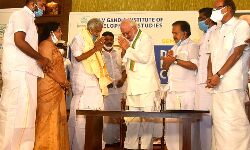 ഉമ്മന്‍ ചാണ്ടിയുടെ നിയമസഭാ സമാജികത്വത്തിന്റെ സുവര്‍ണ്ണ ജൂബിലി: ജനാധിപത്യത്തിന്റെ ആഘോഷമെന്ന് ഗവര്‍ണ്ണര്‍