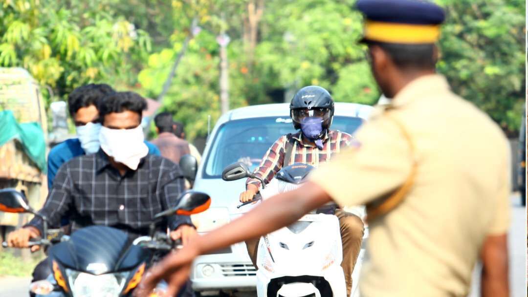 ട്രാഫിക് നിയമങ്ങള് ലംഘിക്കുന്നവരില് നിന്ന് പിഴ ഈടാക്കാന് പുതിയ സംവിധാനം; ഉദ്ഘാടനം ചൊവ്വാഴ്ച്ച മുഖ്യമന്ത്രി നിര്വഹിക്കും ട്രാഫിക് നിയമങ്ങള് ലംഘിക്കുന്നവരില് നിന്ന് പിഴ ഈടാക്കാന് പുതിയ സംവിധാനം; ഉദ്ഘാടനം ചൊവ്വാഴ്ച്ച മുഖ്യമന്ത്രി നിര്വഹിക്കും